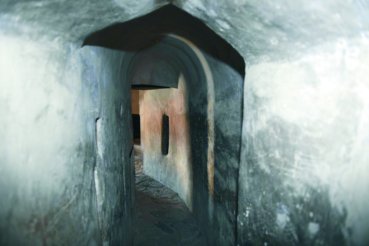 قلعة فزح الأثرية "تتربع فوق سفوح جبال ولاية لوى"