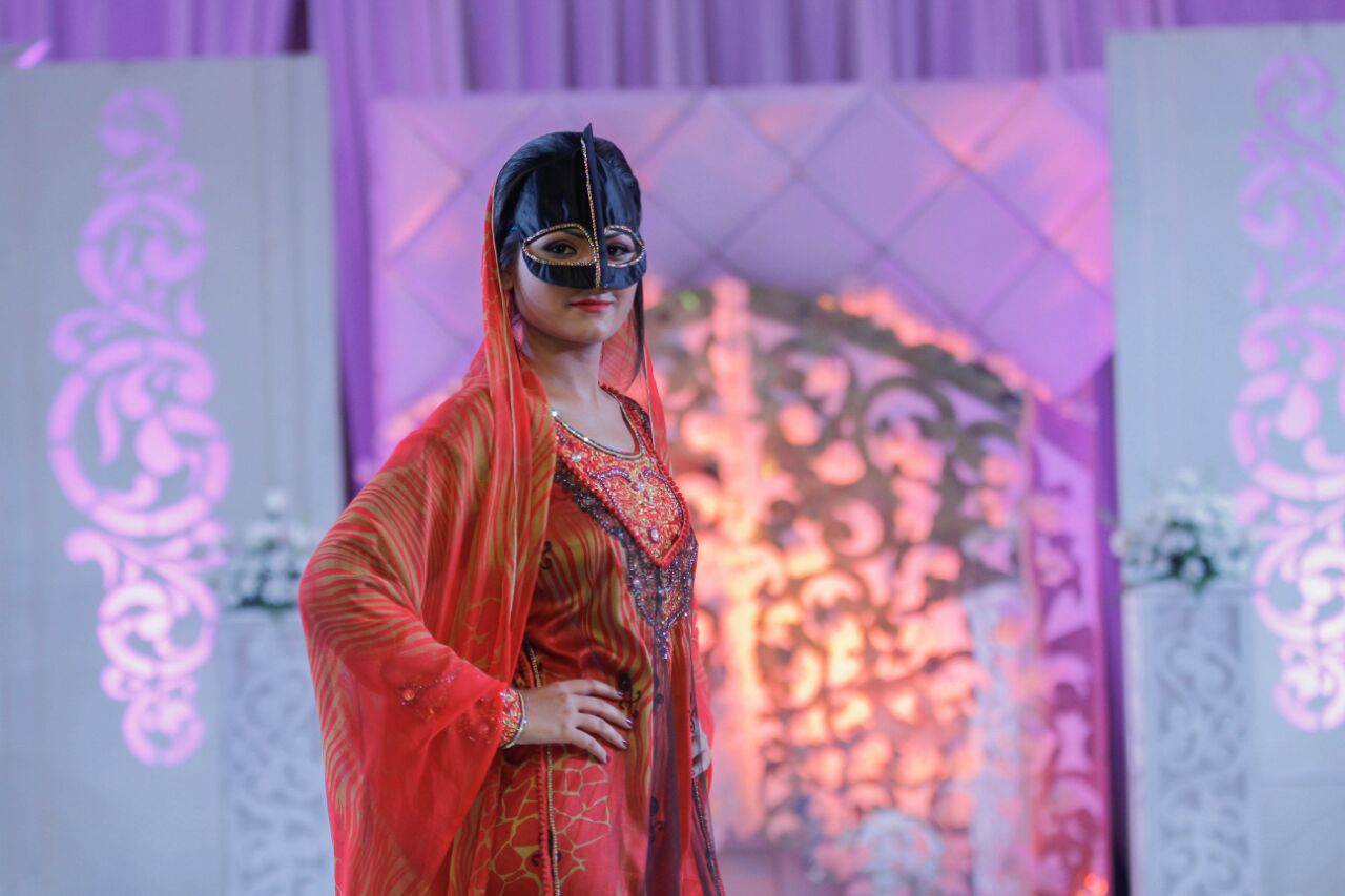 نزهة البلوشية "مصممة أزياء عُمانية"