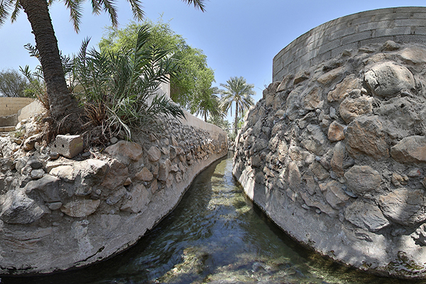 تنفيذ مشاريع تجميلية لواجهة فلج الميسّر بولاية الرستاق