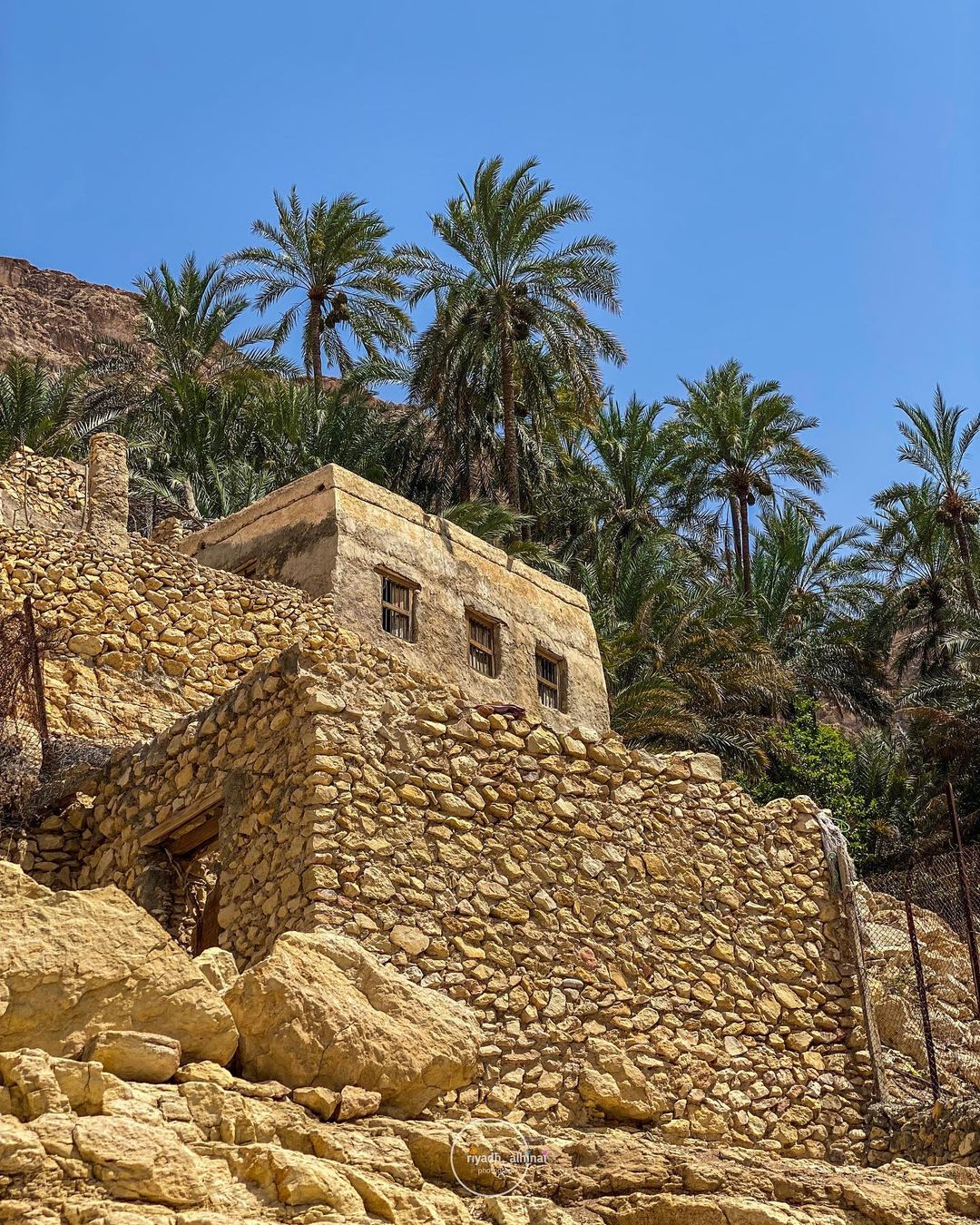 قرية الغمب” بنيابة طيوي جنان معلقة في سلسلة جبال الحجر الشرقي