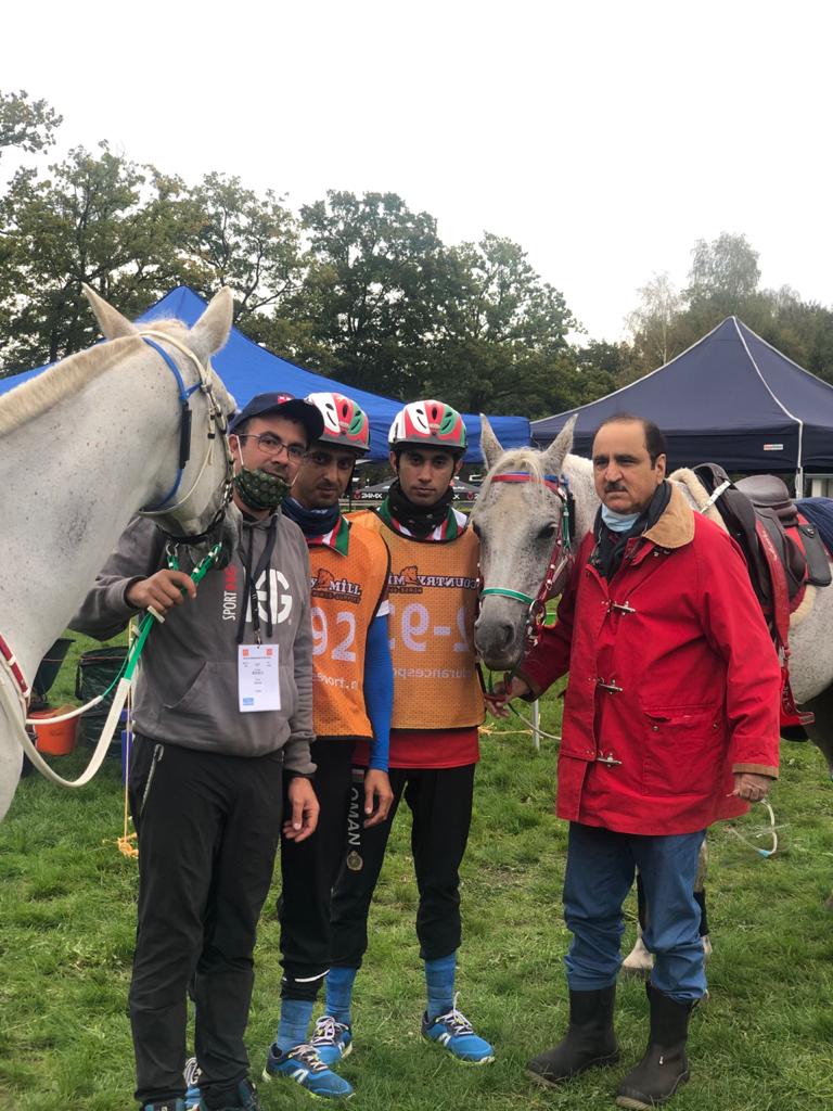 الفارس أحمد الحمداني من الخيالة السلطانية يجتاز سباق ارميلو الهولندي للقدرة