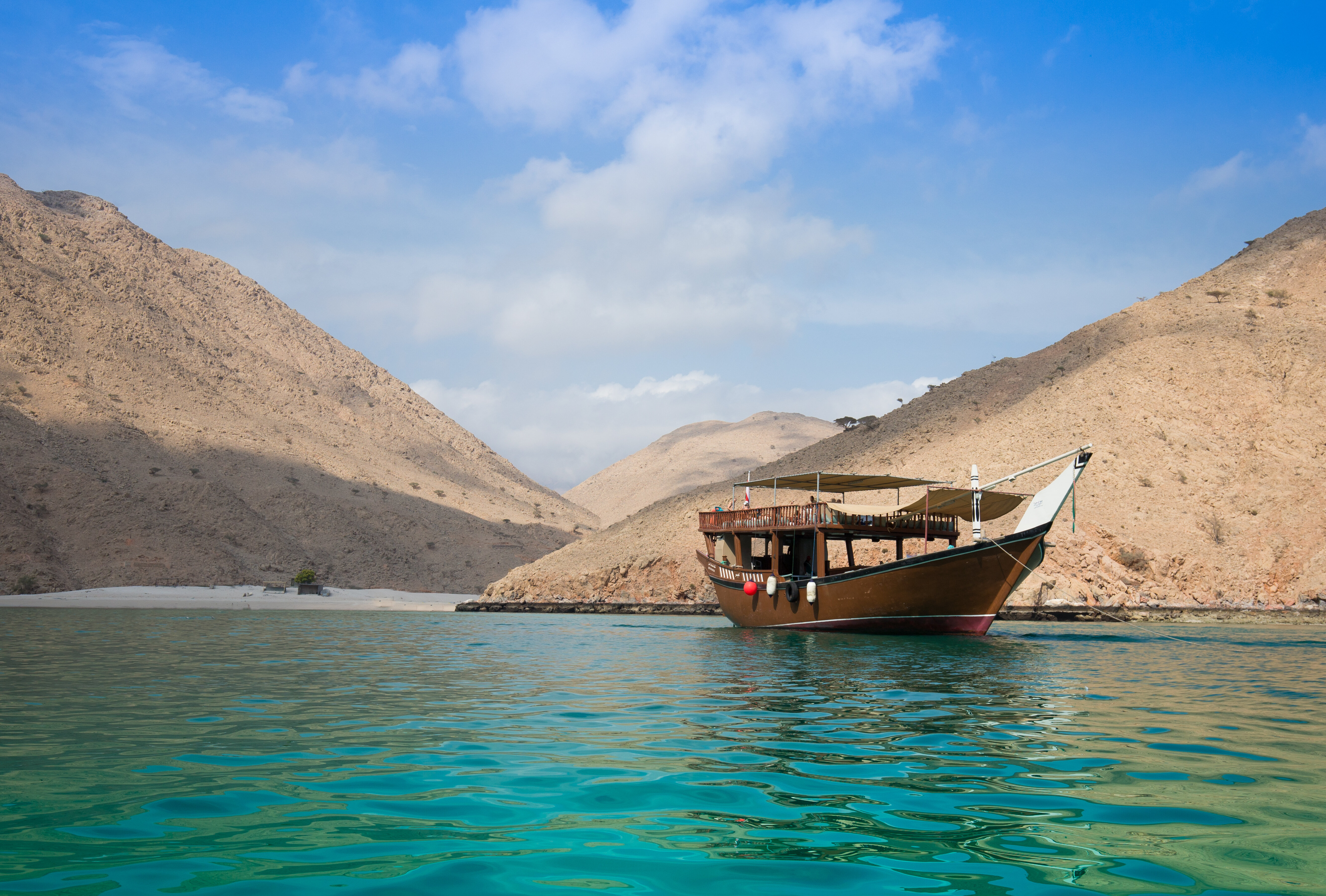 الرحلات البحرية بالقوارب التقليدية