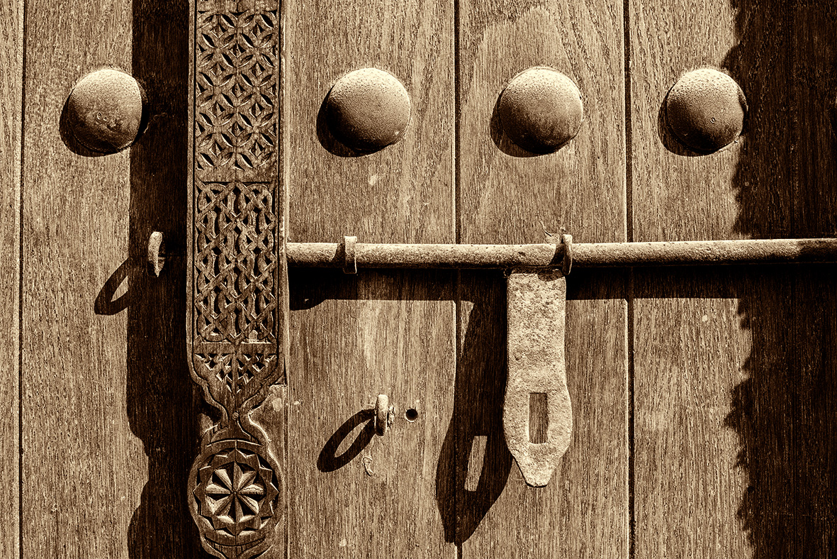 زخارف الأبواب الخشبية
