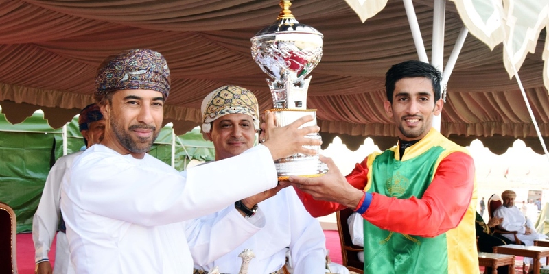 بتكليفٍ سامٍ .. سمو السيّد حمد بن ثويني يرعى سباق الخيل السنوي للخيالة السلطانية بولاية صلالة